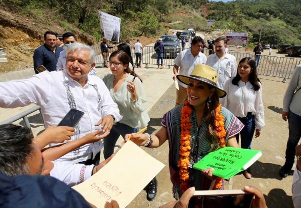 Supervisan Evelyn Salgado y el presidente López Obrador avances del programa de pavimentación de caminos artesanales en la Montaña de Guerrero