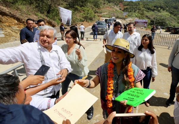 Supervisan Evelyn Salgado y el presidente López Obrador avances del programa de pavimentación de caminos artesanales en la Montaña de Guerrero Supervisan Evelyn Salgado y el presidente López Obrador avances del programa de pavimentación de caminos artesanales en la Montaña de Guerrero
