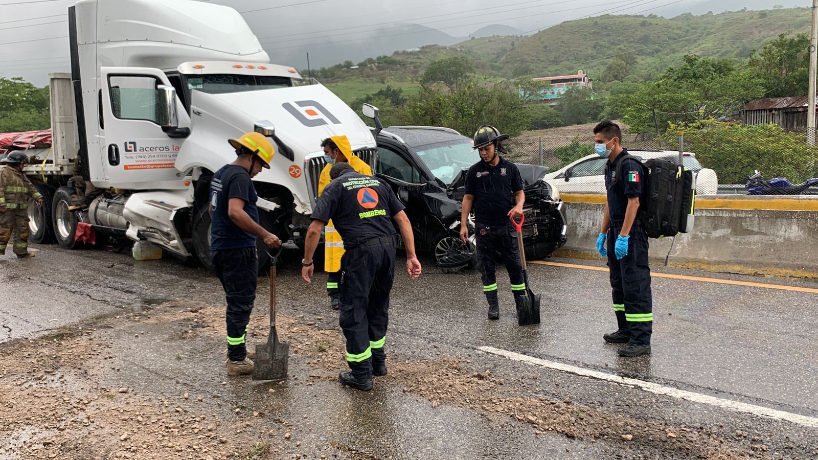 ELEMENTOS OPERATIVOS DE LA Protección Civil atiende a lesionados por accidente en Autopista del Sol