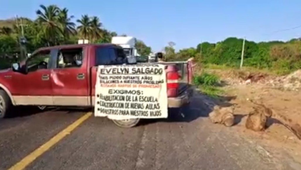 Cumple 11 horas bloqueo en la Acapulco-Zihuatanejo