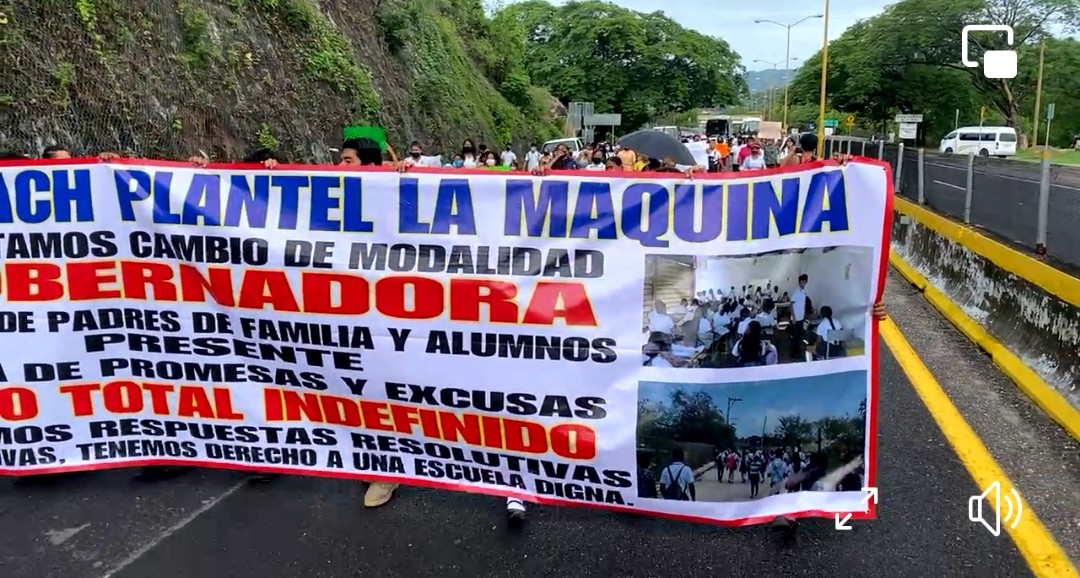 Bloquean padres y estudiantes Autopista del Sol en demanda de una escuela