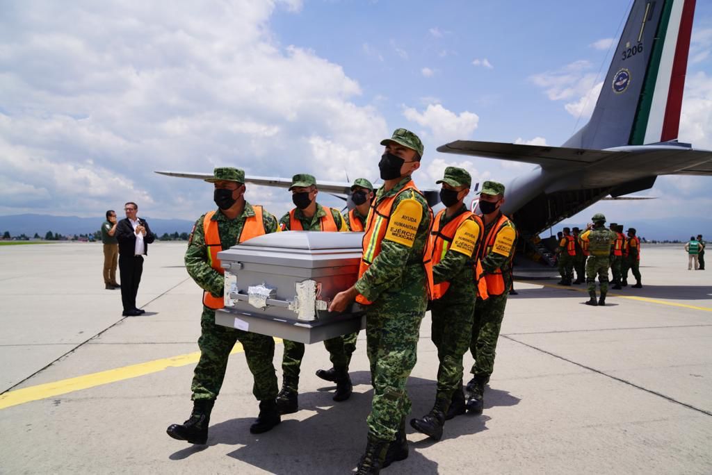 Llega tercer vuelo de mexicanos muertos en San Antonio, Texas