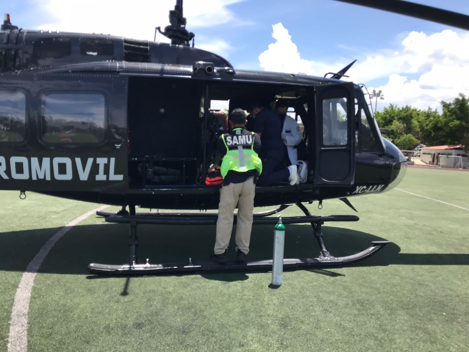 Trasladan a una mujer en helicóptero de Tlapa a Acapulco para atención médica especializada