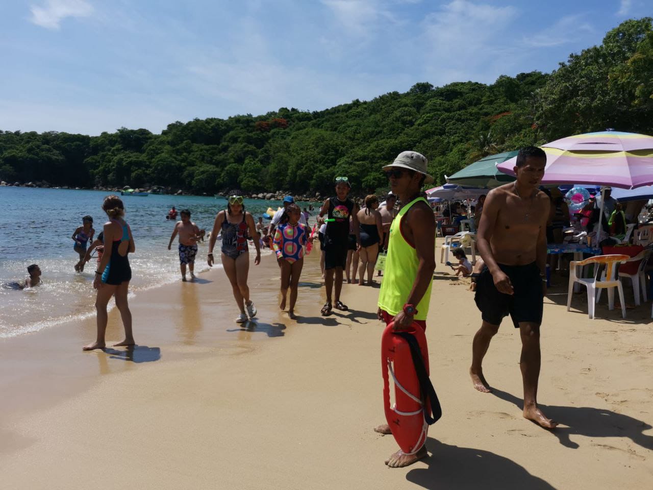 Implementa gobierno del estado operativo salvavidas en playas de Acapulco Implementa gobierno del estado operativo salvavidas en playas de Acapulco