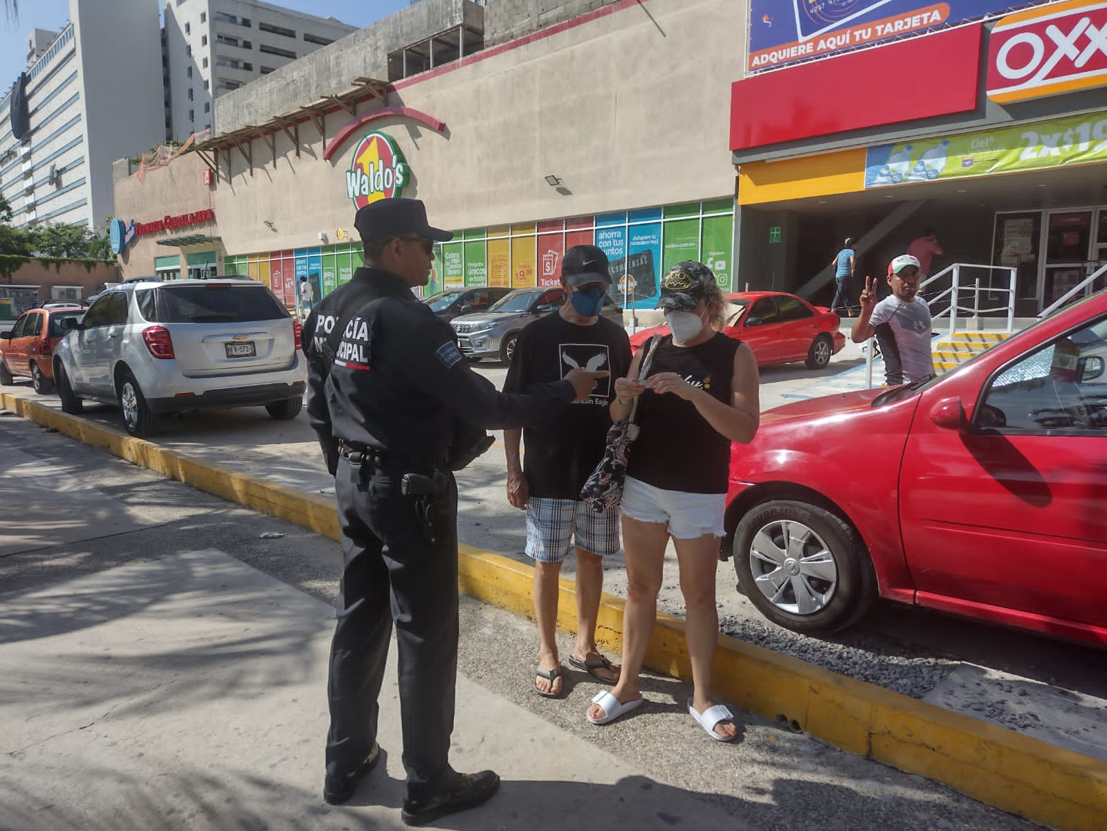 Distribuye Policía tarjetas con números de emergencia para fomentar la cultura de la denuncia