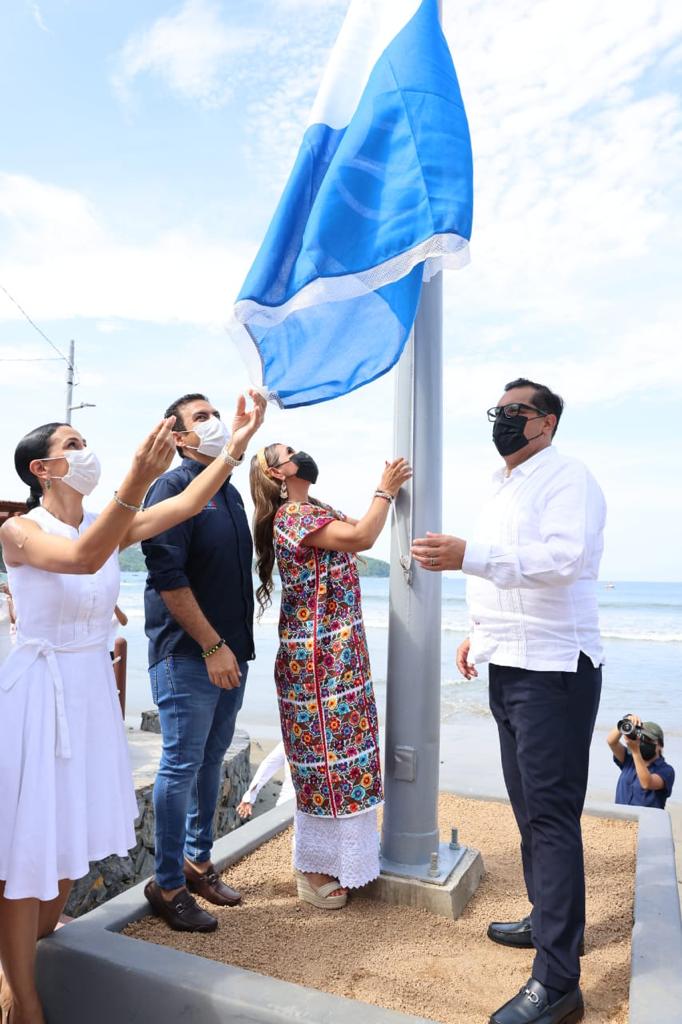 Evelyn Salgado iza bandera Blue Flag en playa de Zihuatanejo