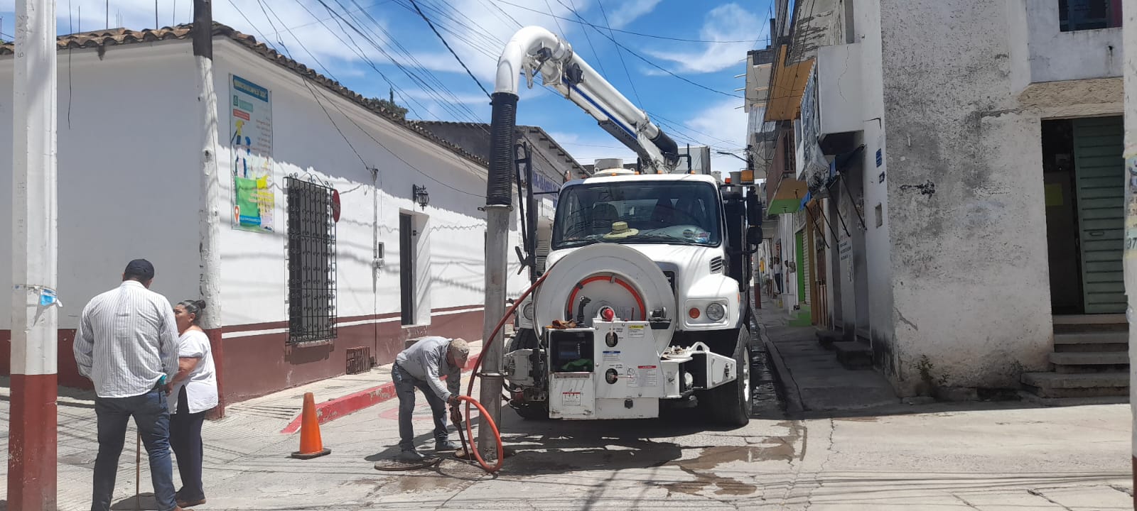 Realiza CAPASEG desazolve emergente de drenaje en Tixtla