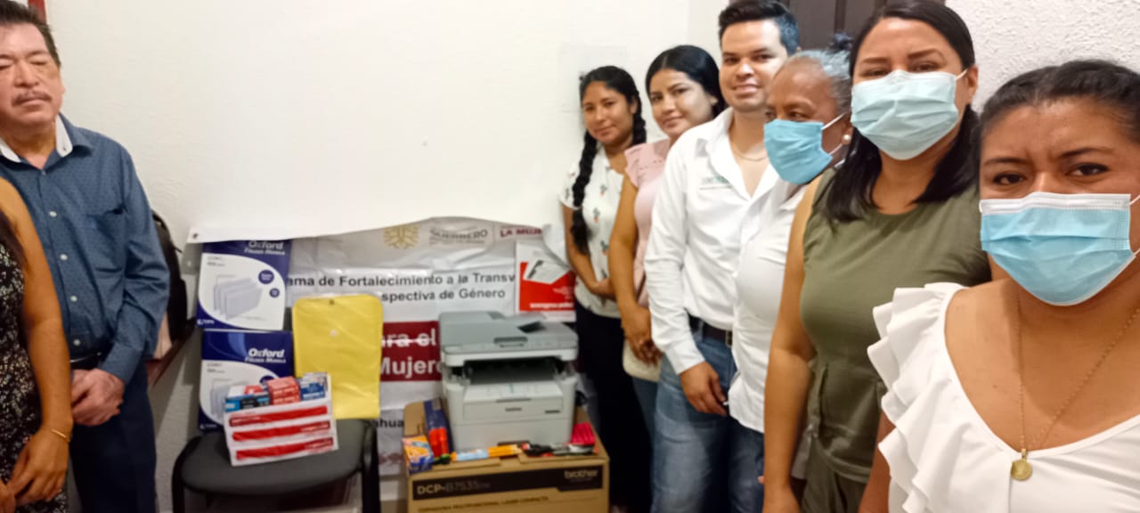 Semujer entrega equipo de cómputo al Centro para el Desarrollo de las Mujeres en Coahuayutla