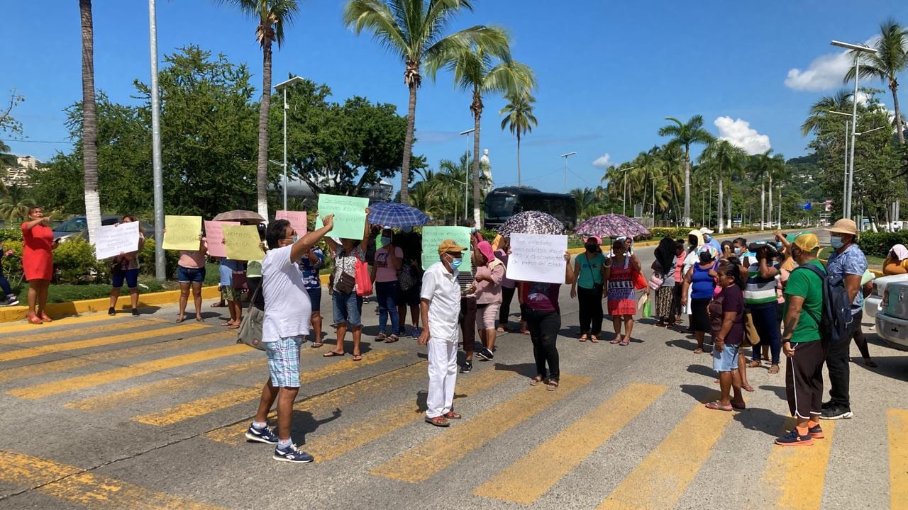 Bloquean bulevar adultos mayores y discapacitados