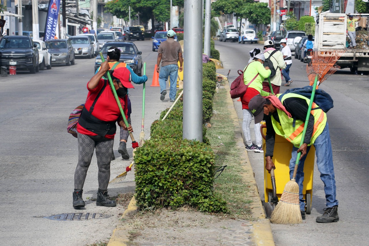 Retiran 80 toneladas de basura de Avenida Ruiz Cortines