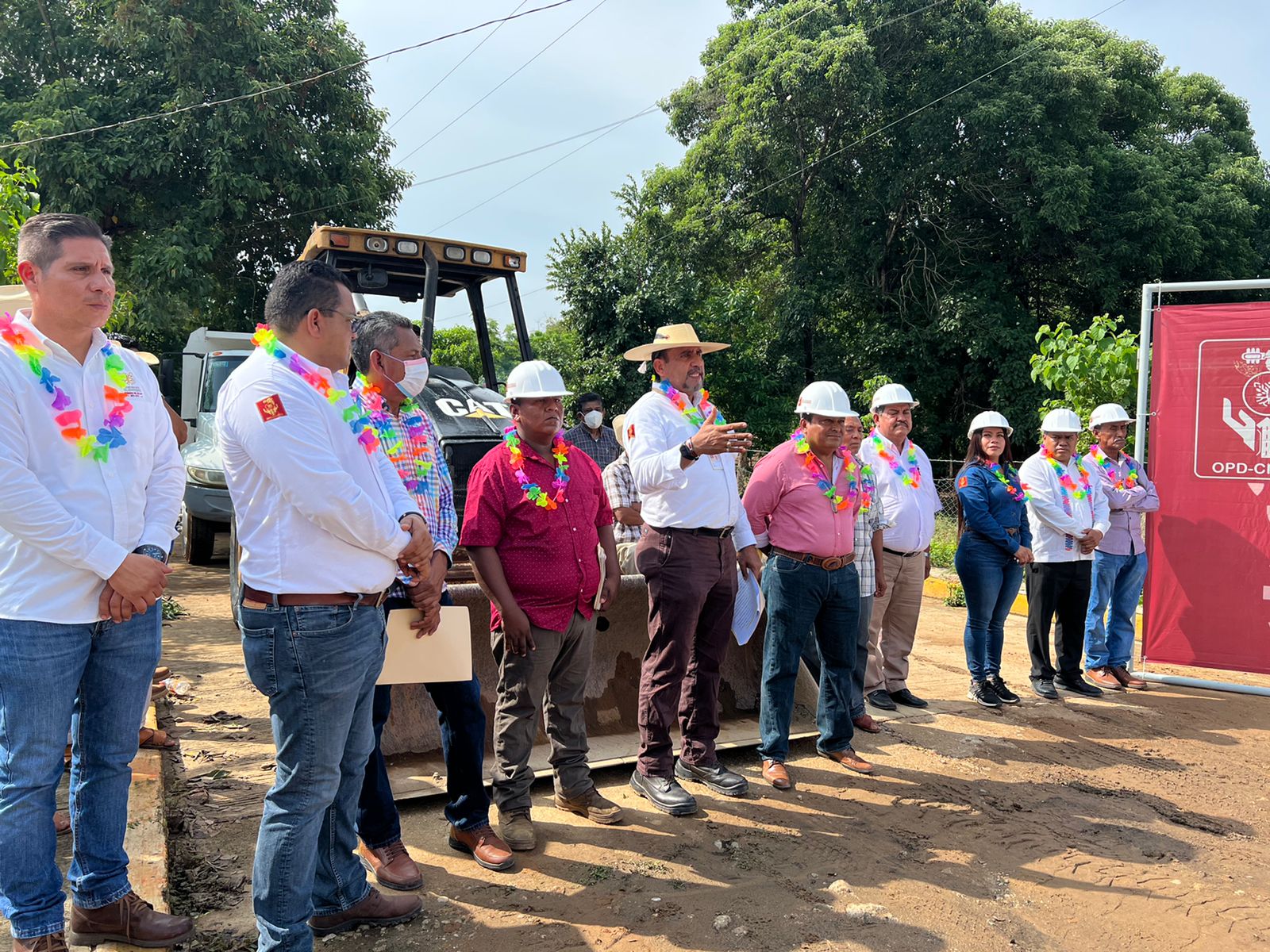 Inicia Cicaeg  pavimentación del camino Juchitán–Llanos de cocos en la Costa Chica