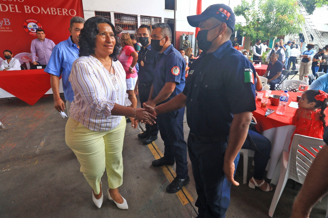 Entrega la primer edil equipo, reconocimientos y bono económico a los rescatistas