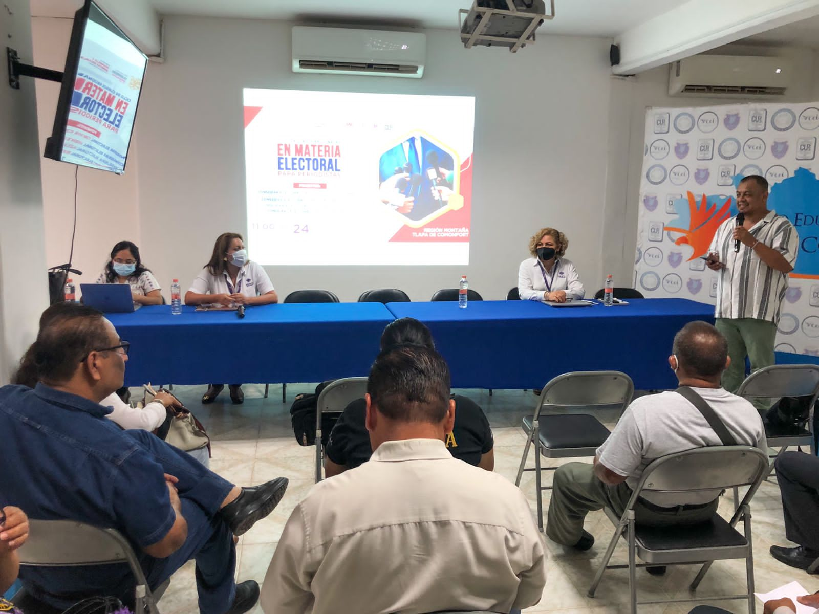 Imparten a periodistas de la Montaña alta taller sobre temas electorales