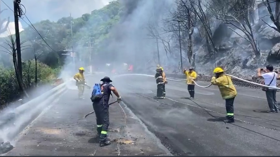 Se incendia pipa de Pemex en Acapulco, se quedó sin frenos
