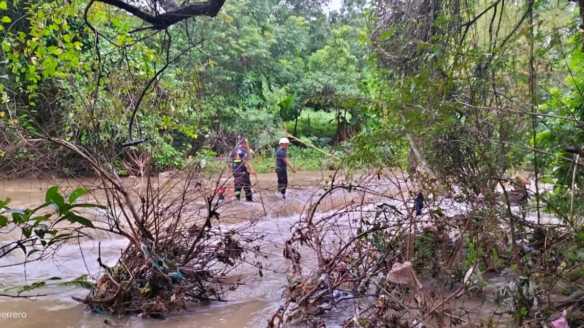 Corriente de agua arrastra a dos en Xaltianguis y mueren