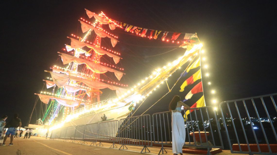 Presencia Abelina López espectáculo de luces del Encuentro Cultural “Velas Acapulco”