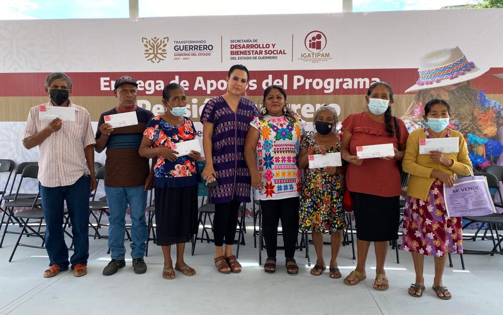 Entrega IGATIPAM tarjetas del Programa Pensión Guerrero a Personas Adultas Mayores de la Costa Chica