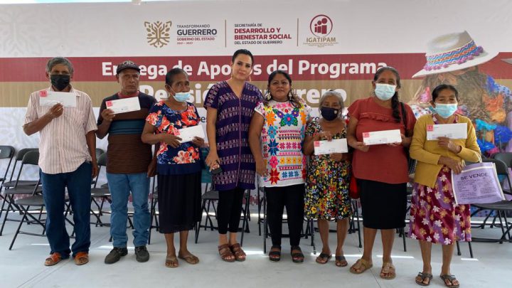 Entrega IGATIPAM tarjetas del Programa Pensión Guerrero a Personas Adultas Mayores de la Costa Chica