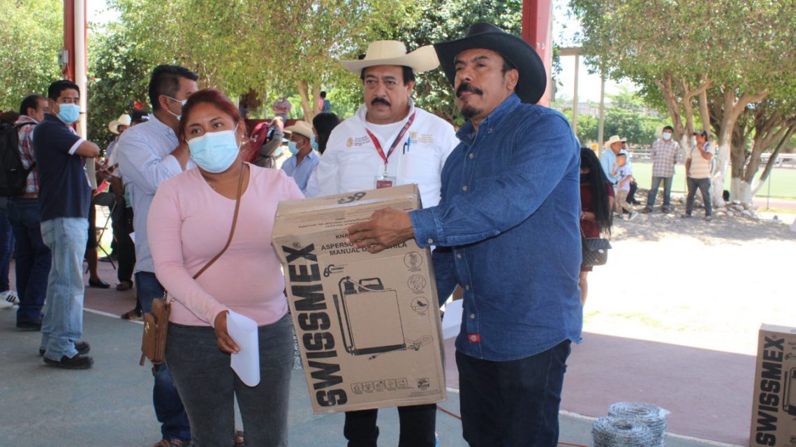 Entrega la Sagadegro apoyos a pequeños agricultores de la región de la Montaña