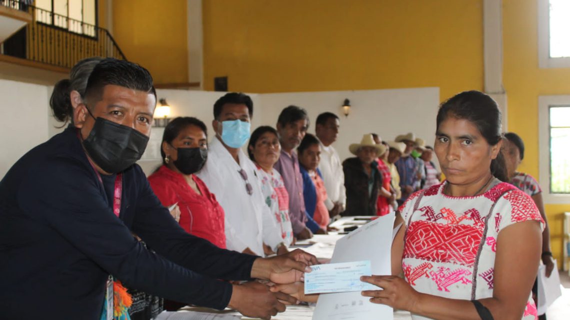 Realizan Concurso Regional de Hilado y Tejido del Huipil en Metlatonoc y Cochoapa el Grande Realizan Concurso Regional de Hilado y Tejido del Huipil en Metlatonoc y Cochoapa el Grande