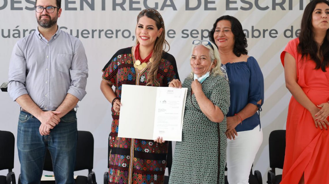 Entrega Evelyn Salgado escrituras a familias de 45 colonias de Acapulco en coordinación con el INSUS