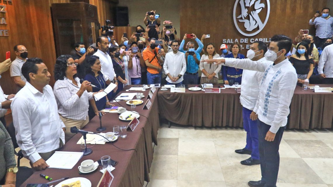 Toma protesta Abelina López a nuevos secretarios, General y de Finanzas