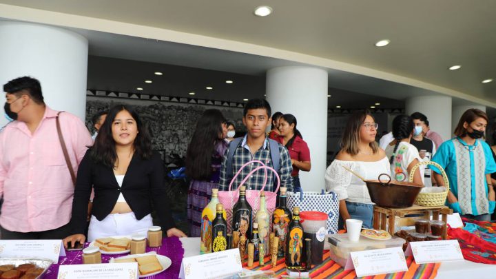 La Sejuve entrega recursos a 46 jóvenes emprendedores de las distintas regiones del estado