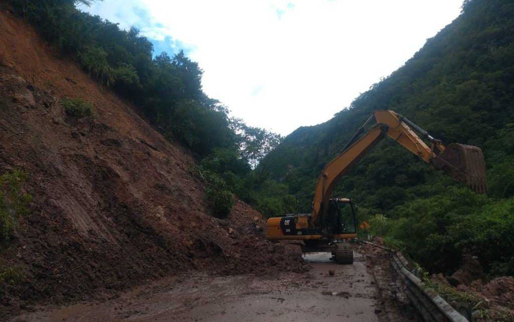 Atiende CICAEG la vía Petaquillas – Tepechicotlán por deslave de cerro Atiende CICAEG la vía Petaquillas – Tepechicotlán por deslave de cerro