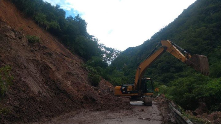Atiende CICAEG la vía Petaquillas – Tepechicotlán por deslave de cerro