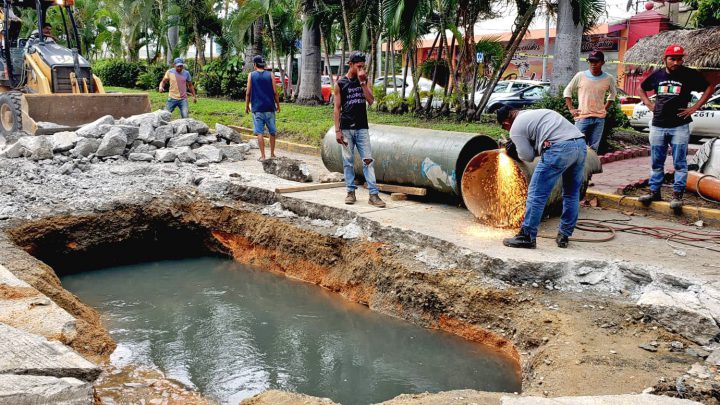 Atiende Capama y Obras Públicas colapso de colector de drenaje en la costera Miguel Alemán