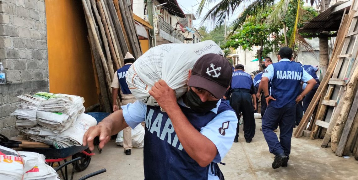 Marinos apoyan a civiles por presencia de Mar de Fondo