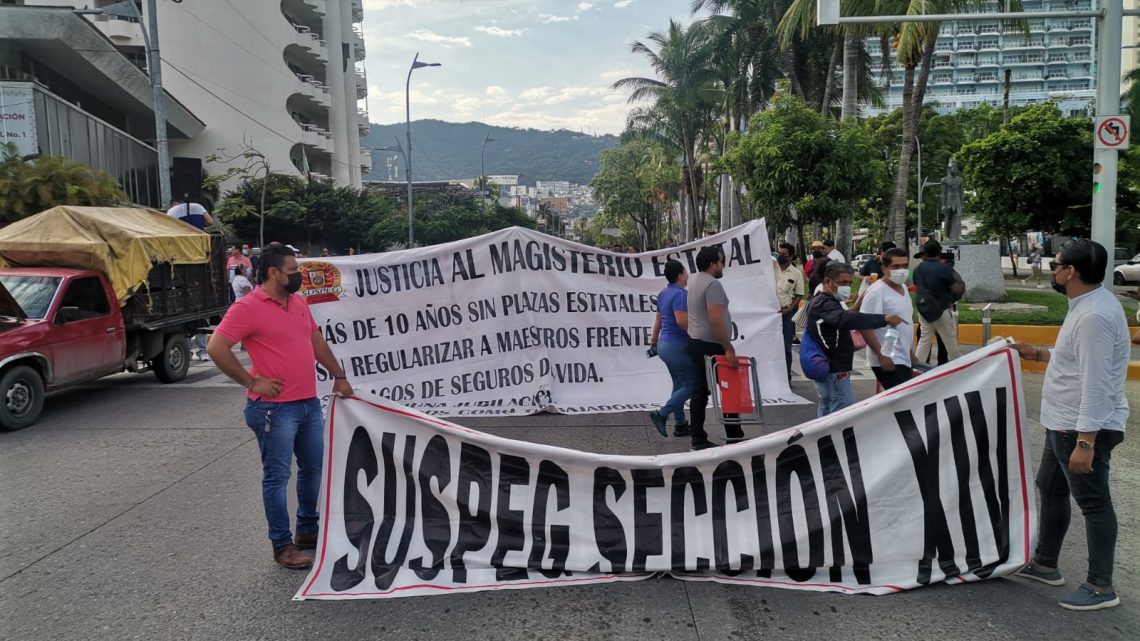 Maestros marchan y piden audiencia con la Gobernadora Maestros marchan y piden audiencia con la Gobernadora
