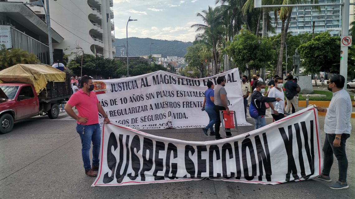 Maestros marchan y piden audiencia con la Gobernadora