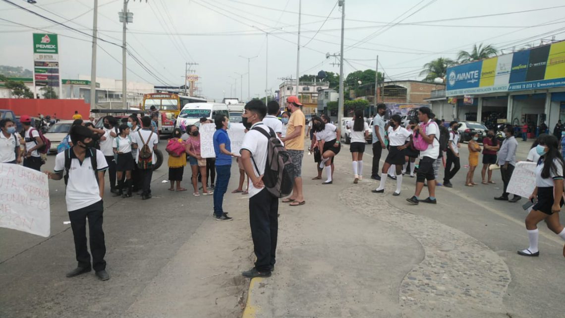 Alumnos y padres de familia bloquean bulevar por demandas escolares