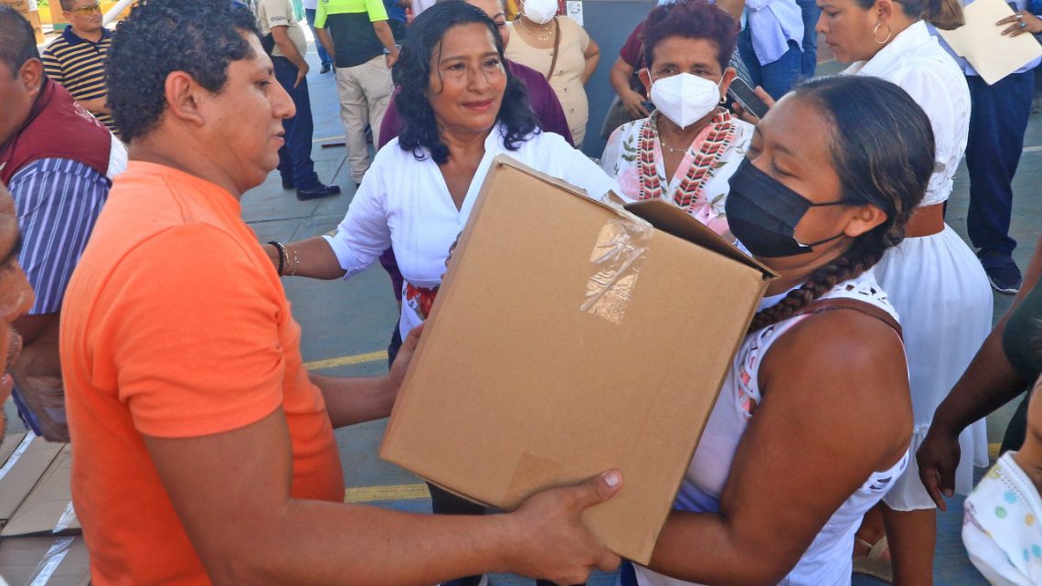 Entrega la alcaldesa apoyos a familias afectadas por las lluvias en La Venta Entrega la alcaldesa apoyos a familias afectadas por las lluvias en La Venta