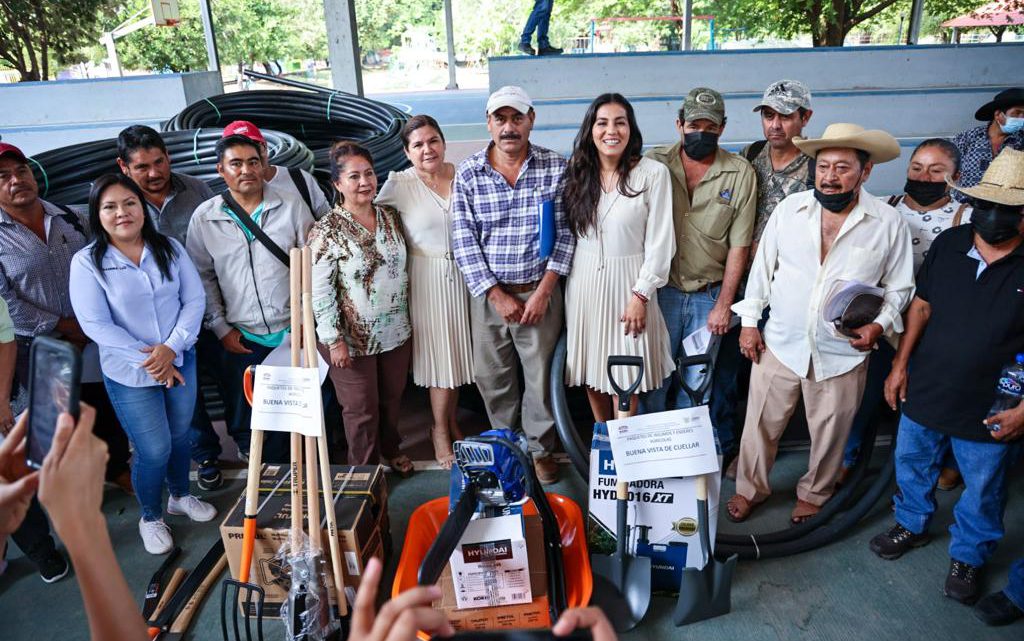 Habitantes de la zona Norte recibieron enseres agrícolas de la presidenta del DIF-Guerrero