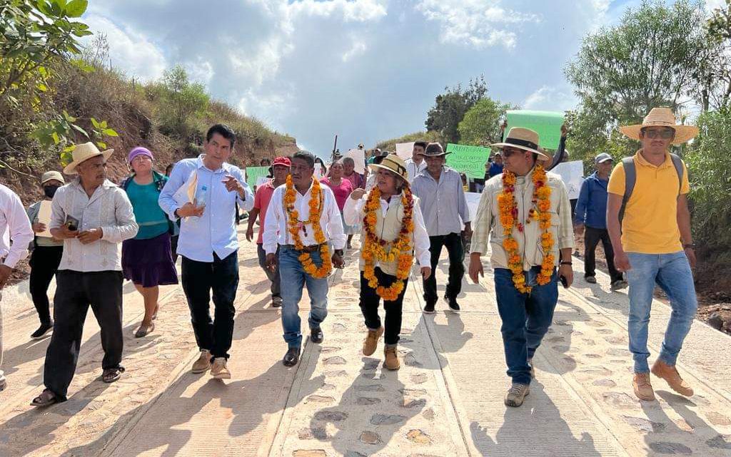 Supervisa titular de la SDUOPyOT pavimentación de caminos artesanales en la región de la Montaña