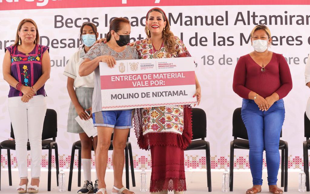 Entrega Evelyn Salgado más de 4 millones de pesos de los programas de Becas y Apoyo Productivo a Mujeres