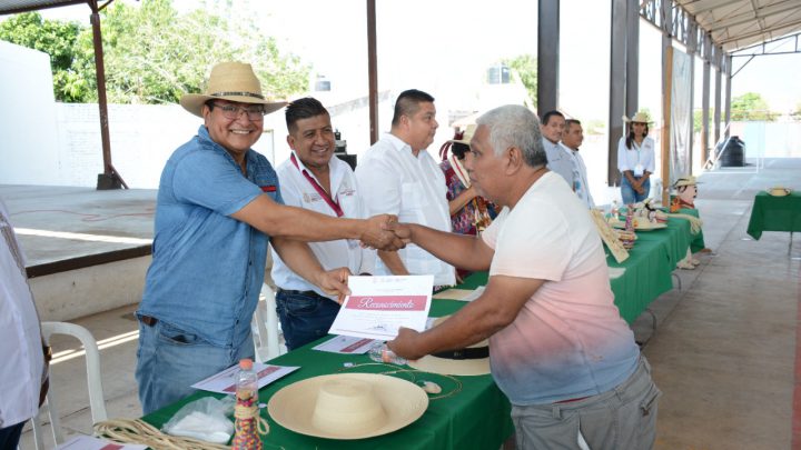Premian a los ganadores del noveno Concurso local Artesanal de Sombrero de Palma, Tlapehuala 2022”