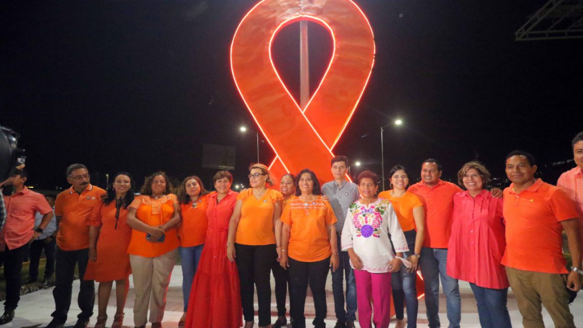 Realiza Abelina López, encendido de Moño Naranja