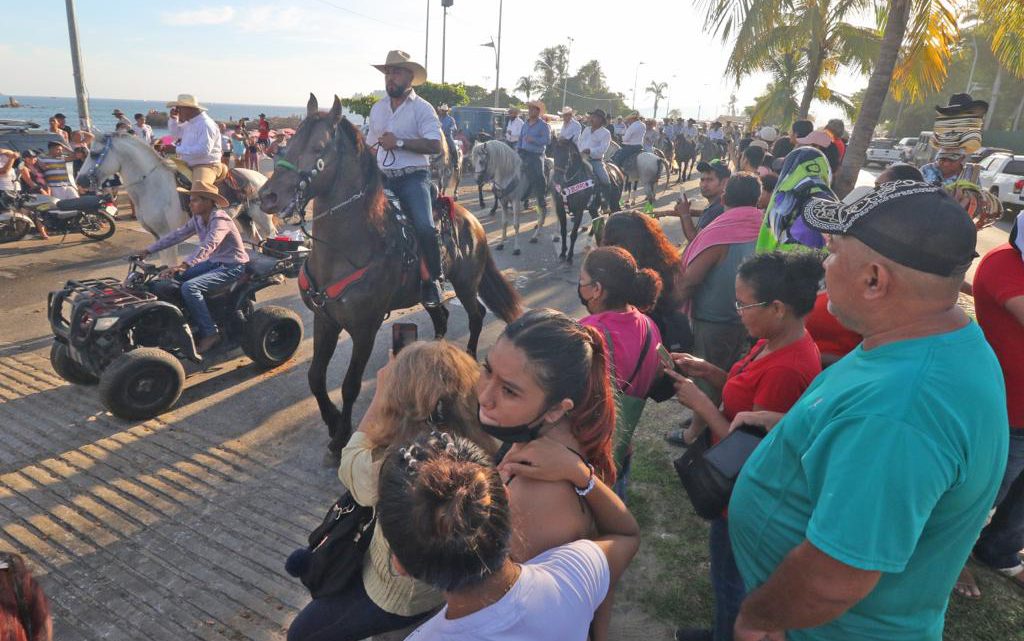Da Abelina López, banderazo de salida a Novena Cabalgata Nacional Turística Acapulco 2022 Da Abelina López, banderazo de salida a Novena Cabalgata Nacional Turística Acapulco 2022