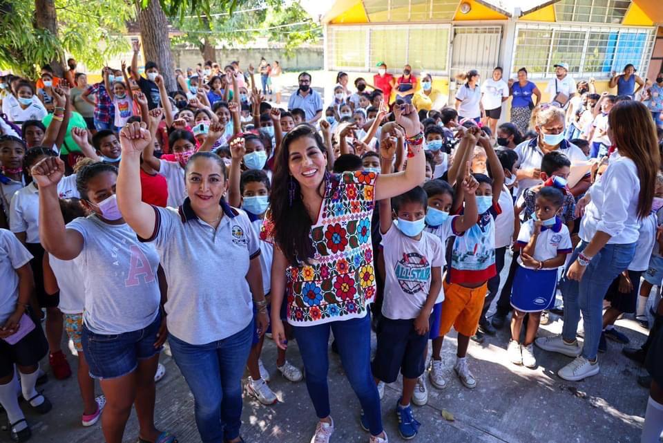Entrega Liz Salgado mochilas y útiles escolares a niñas y niños de la zona rural de Acapulco