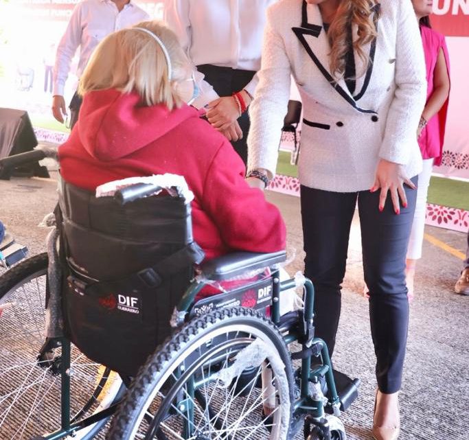 Encabezan Evelyn Salgado y Liz Salgado entrega mensual de aparatos funcionales del DIF Guerrero