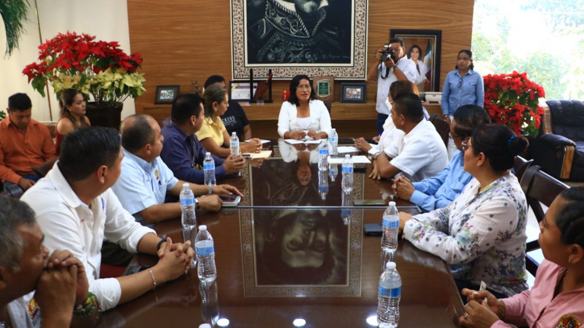 Burócratas en Acapulco recibirán aguinaldo al 100% Burócratas en Acapulco recibirán aguinaldo al 100%