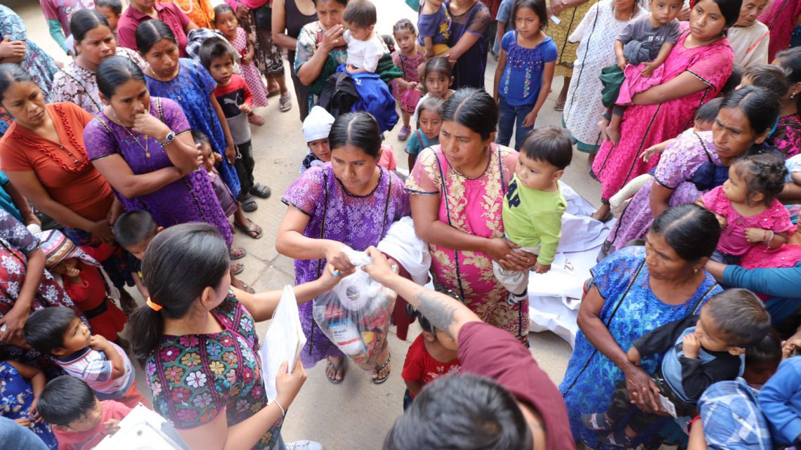 La titular de la Sejuve entregó diversos apoyos a habitantes del municipio de Cochoapa el Grande