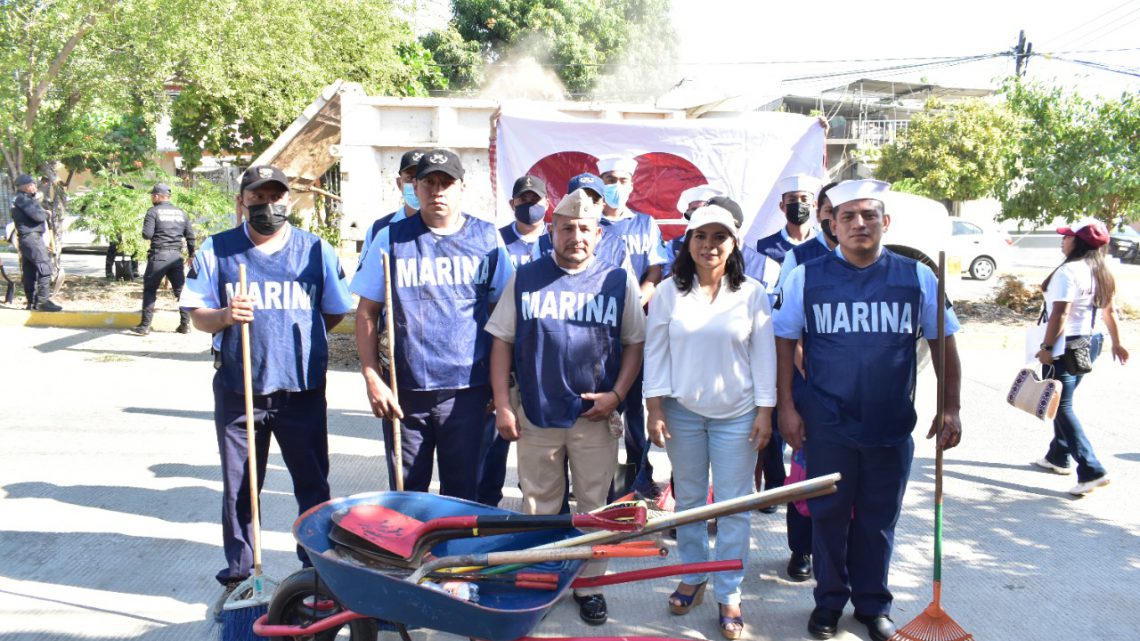Ciudadanos, policías estatales y marinos limpian la calle principal de la colonia Zapata en Acapulco
