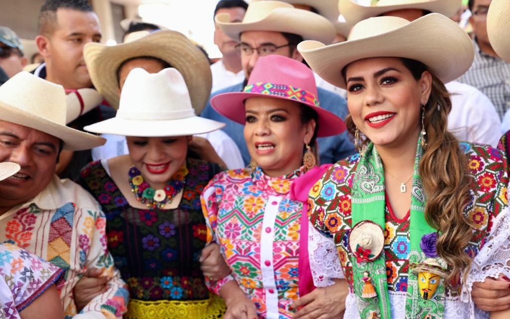 En un hecho inédito, en el Paseo del Pendón, Evelyn Salgado, convive en la fiesta más importante de Chilpancingo