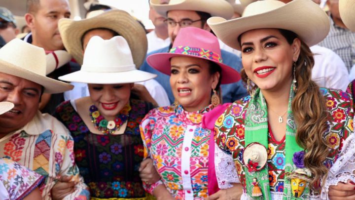 En un hecho inédito, en el Paseo del Pendón, Evelyn Salgado, convive en la fiesta más importante de Chilpancingo