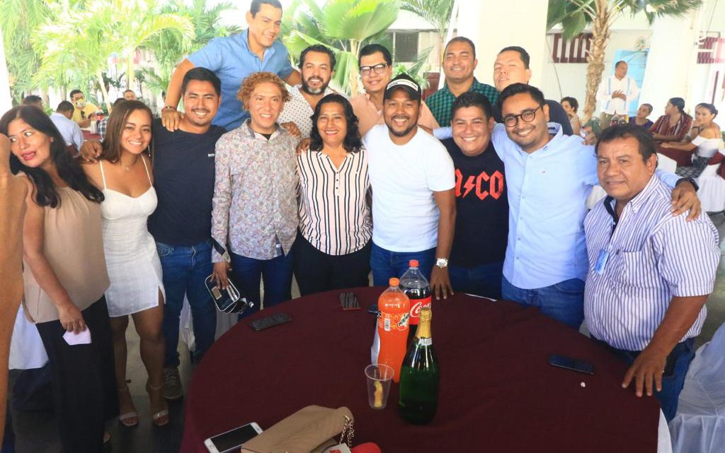 Convive Abelina López con comunicadores por fiestas decembrinas