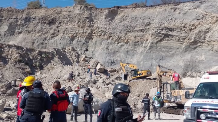 Personal de la SGIRPC-GRO trabajan en el rescate de dos trabajadores atrapados en un derrumbe en una mina de arena en Taxco